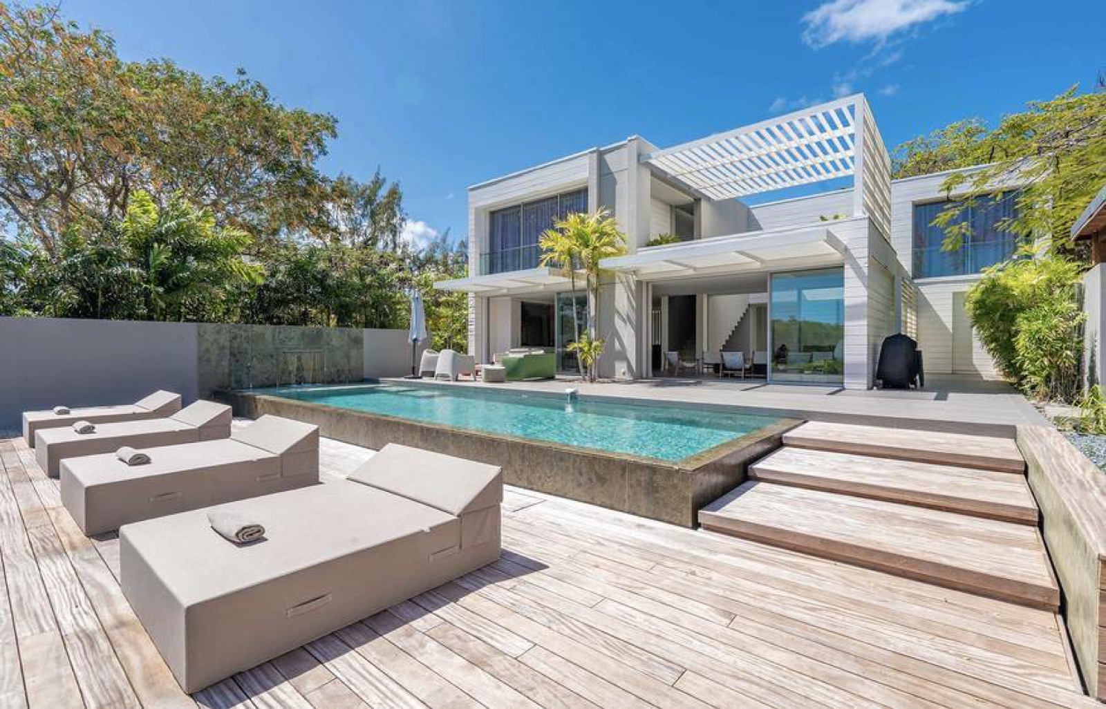 Alice Bay — villa d'architecte avec piscine à débordement et terrasse en bois au Cap Est, Le François