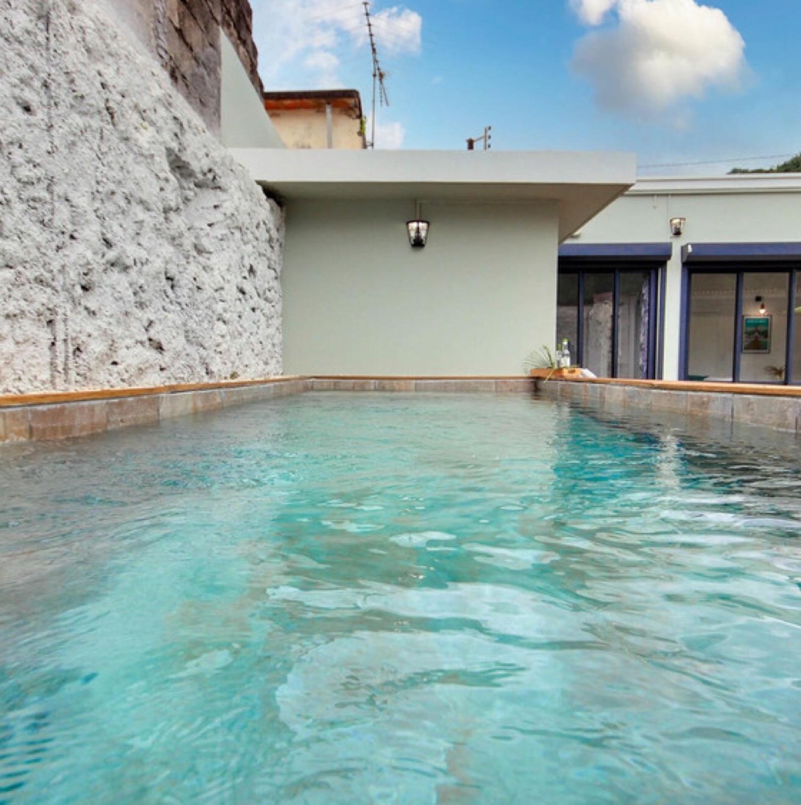 La Kaz Oranj — patio à ciel ouvert avec piscine privée et transats à Saint-Pierre