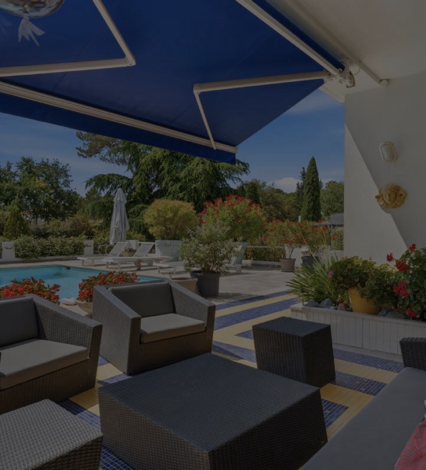 Villa KeyWest — terrasse couverte et piscine dans un parc paysagé entre Montpellier et Nîmes