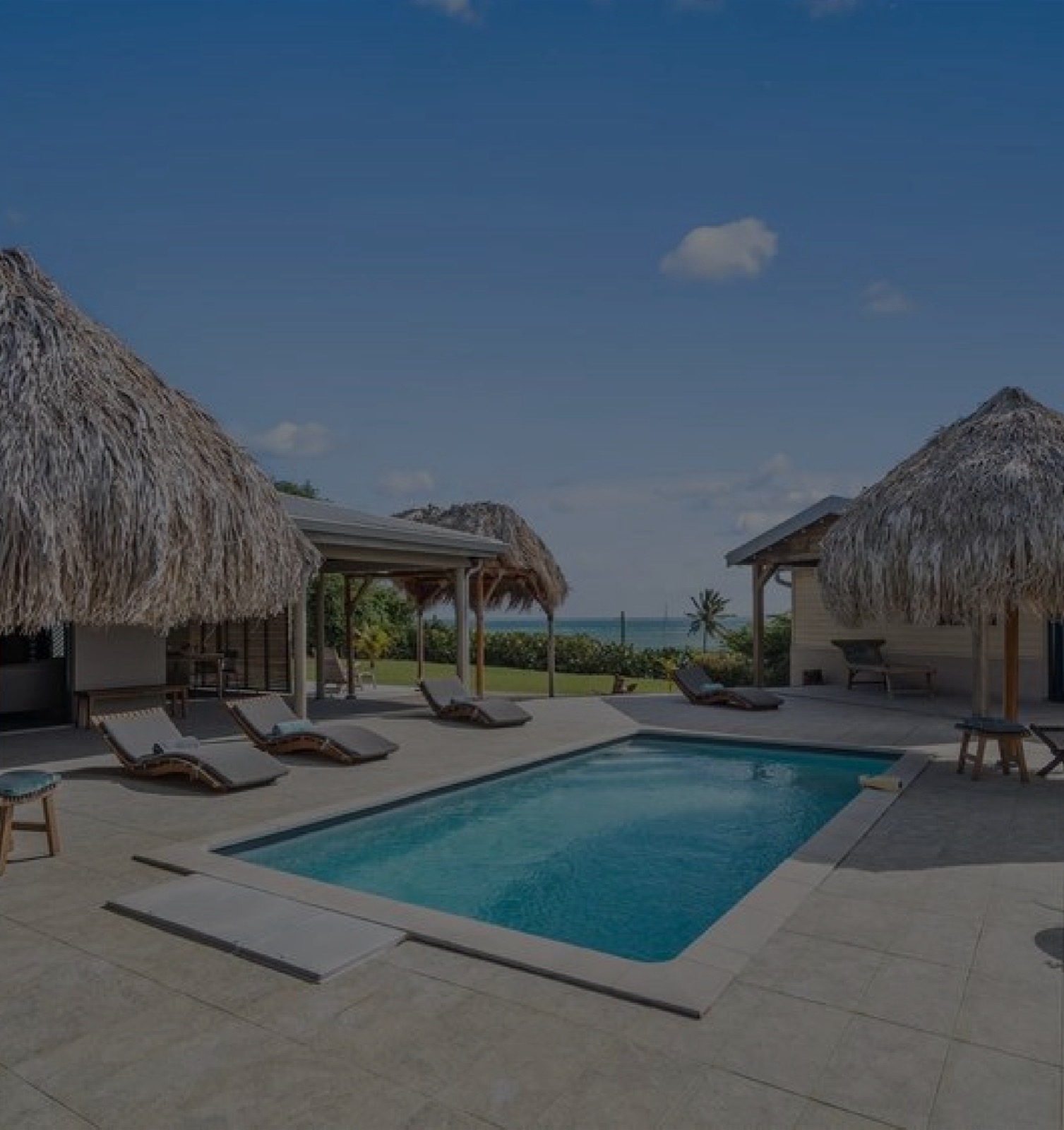 Latitude 14.54 — piscine vue mer entre deux carbets face à l'océan Atlantique au Vauclin