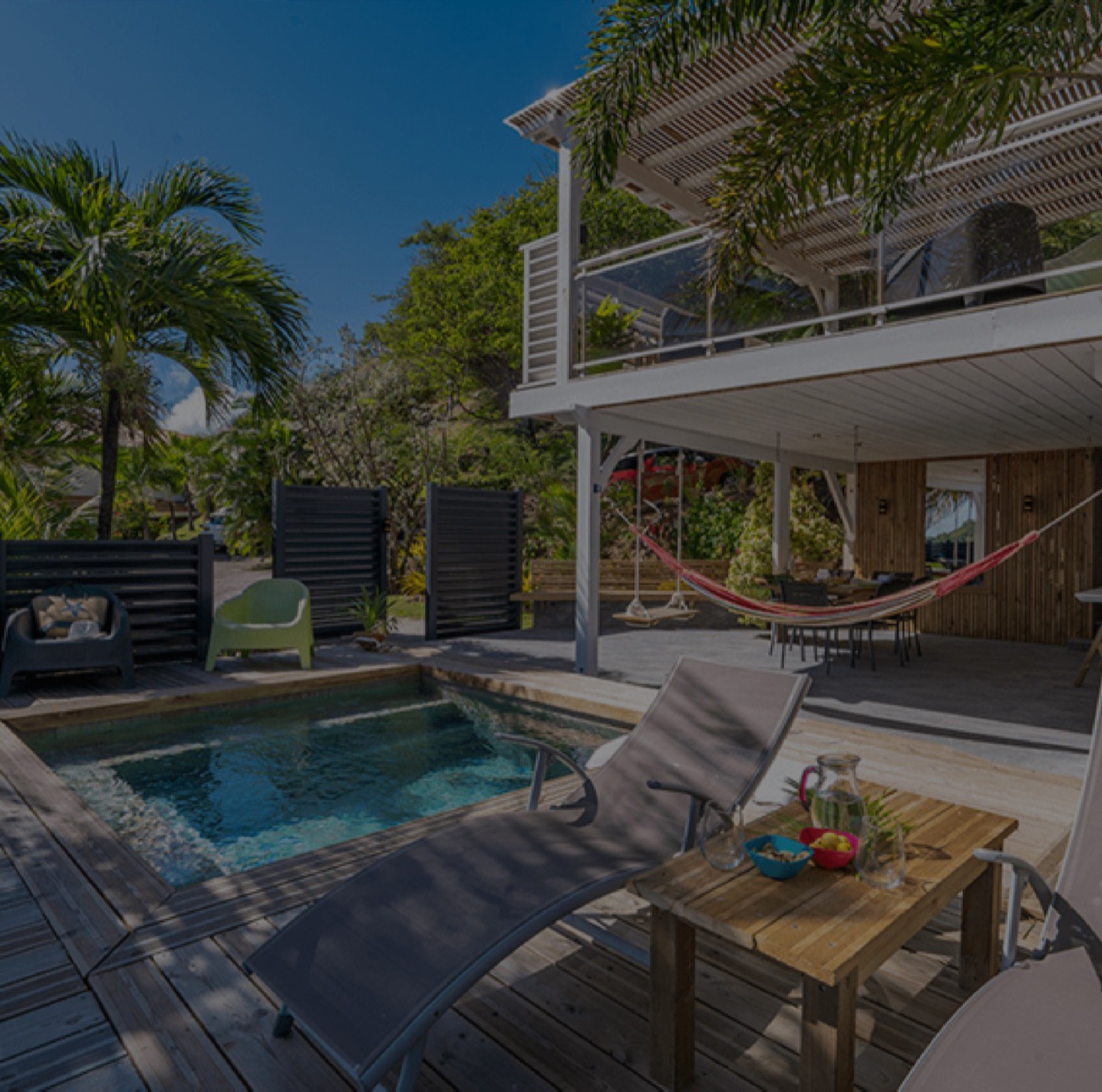 Villa Bwa Ti Baum — deck en bois, piscine et terrasse couverte avec hamac face à la mer au Marin