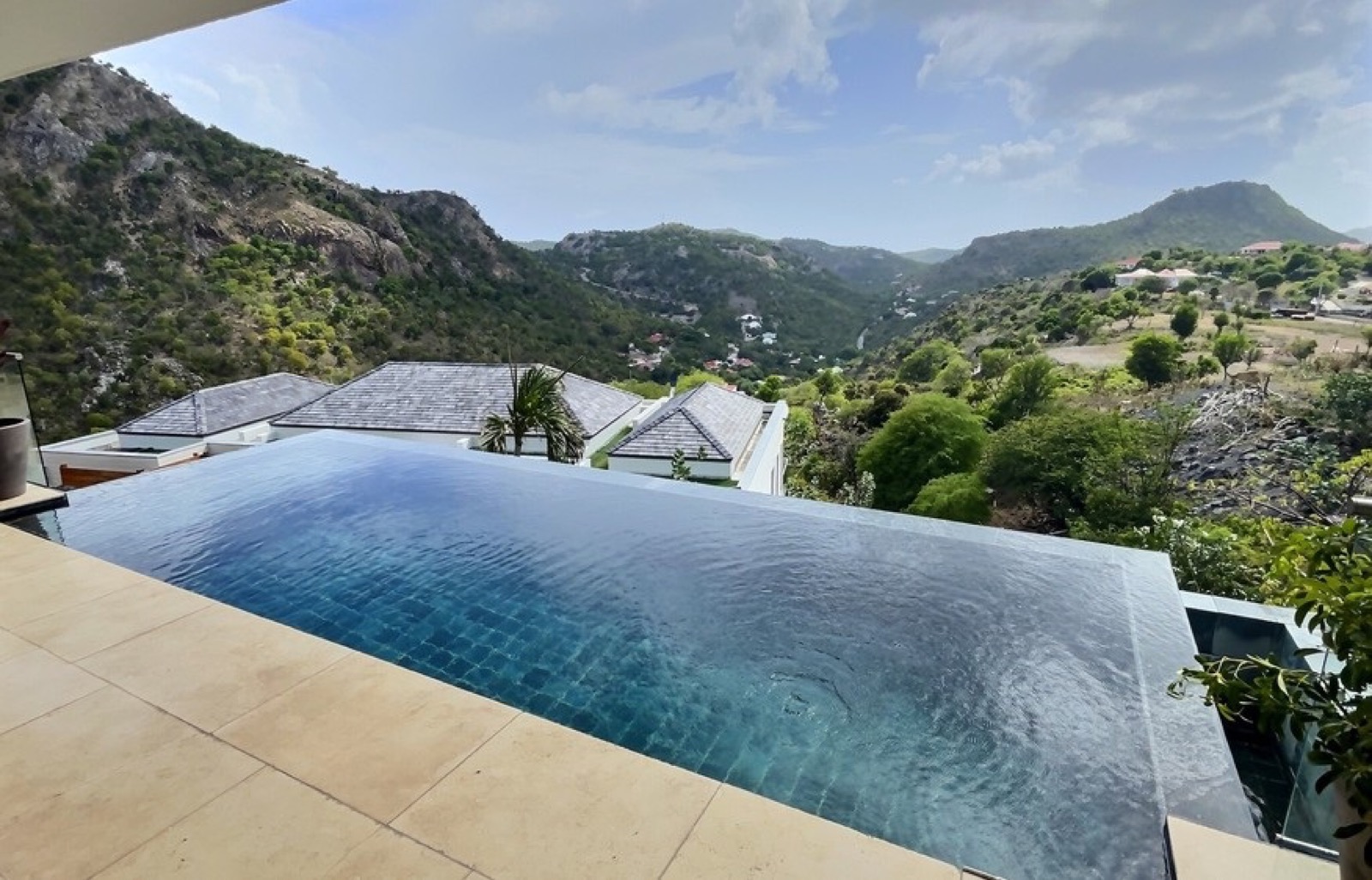 Villa Calia — piscine à débordement et vue panoramique sur les collines de Petite Saline, Saint-Barthélemy