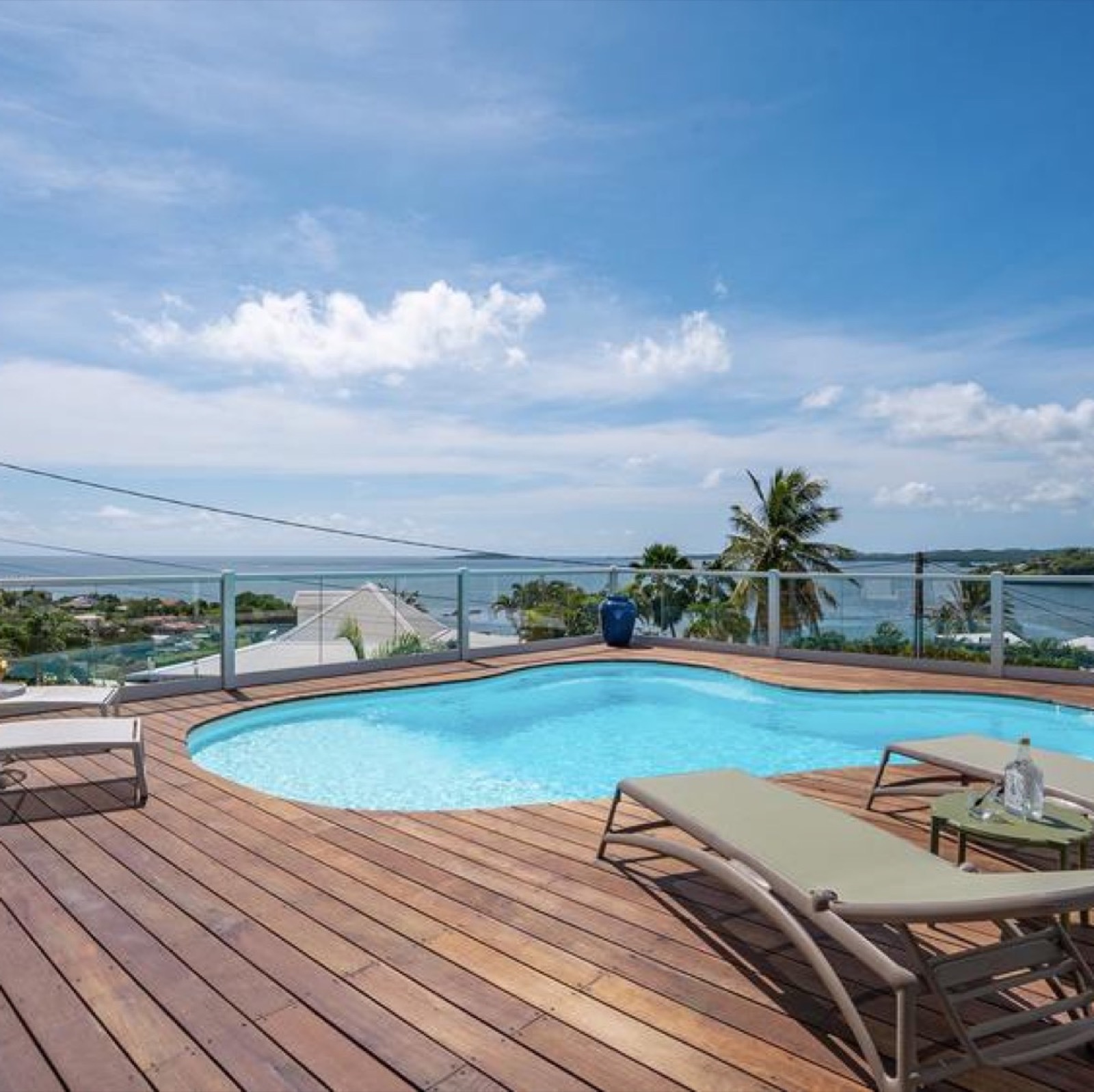 Villa Gecko — piscine sur deck bois face aux îlets et fonds blancs du Robert