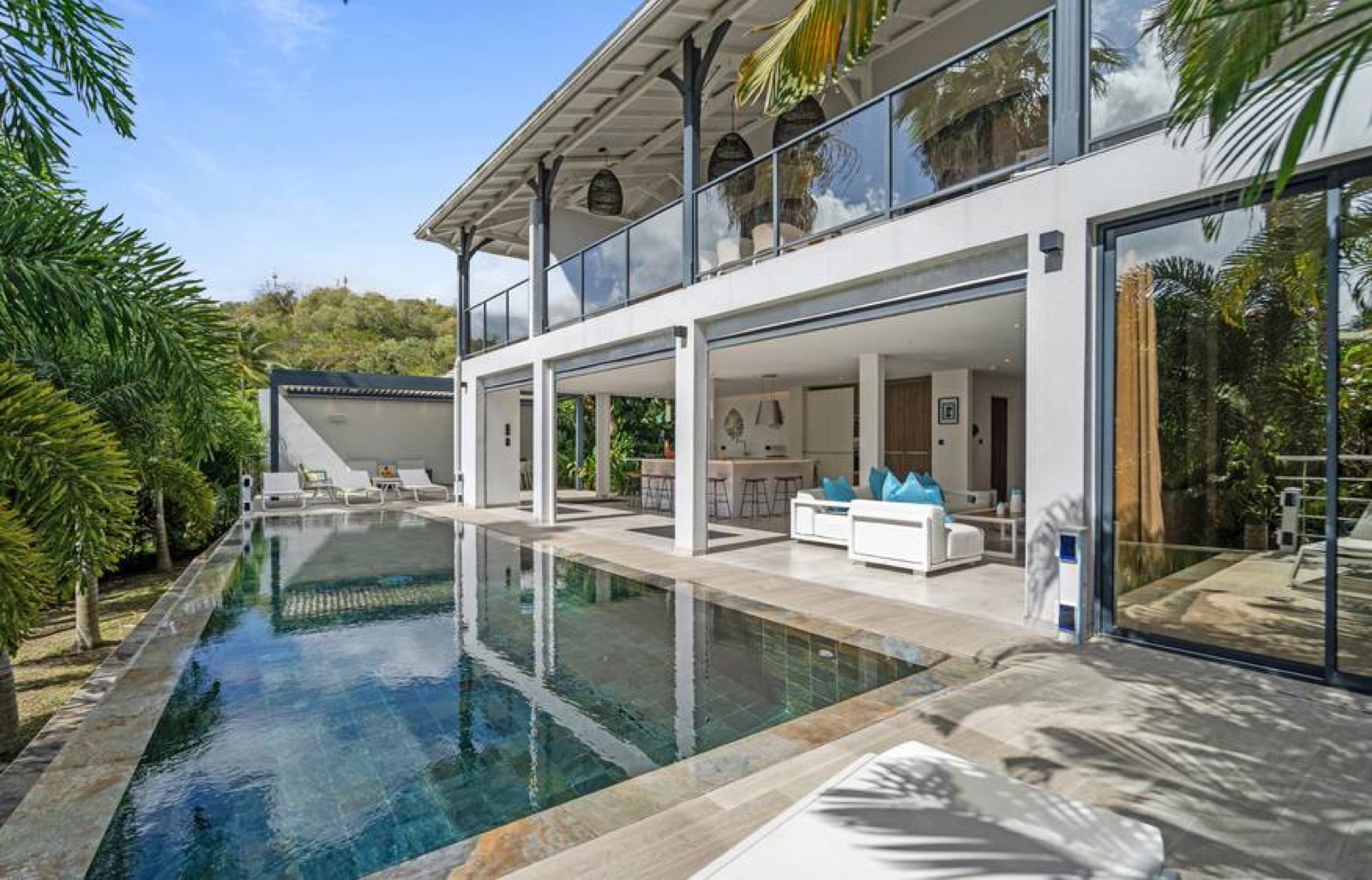 Villa Karibu — façade contemporaine et piscine de 11 m aux Trois-Îlets, Martinique