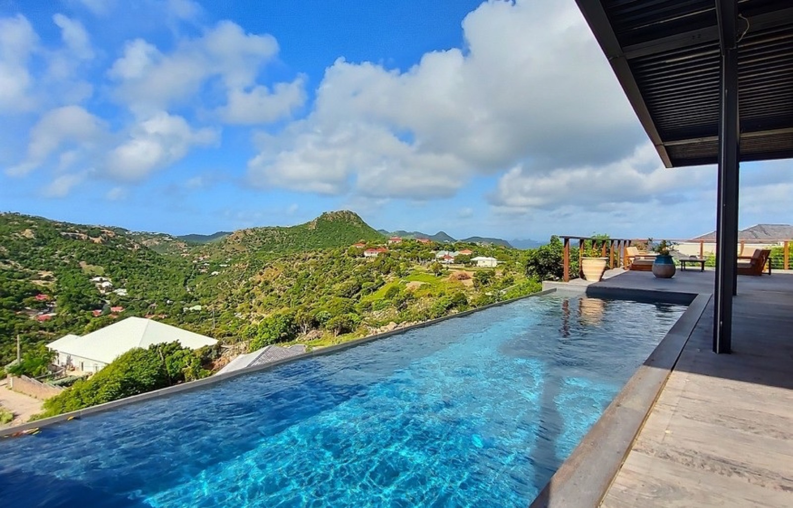 Villa Kaya — piscine au sel à débordement et vue sur les collines de Petite Saline, Saint-Barthélemy