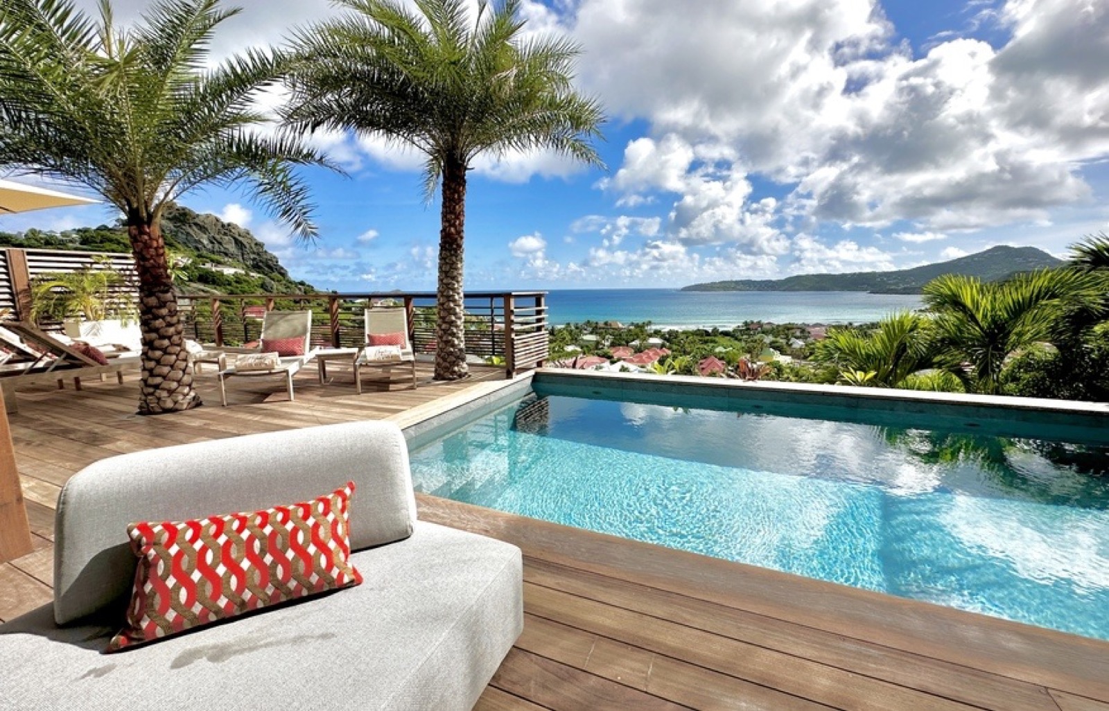 Villa Nagabaaja — terrasse, piscine à débordement et vue sur l'Anse des Cayes à Saint-Barthélemy