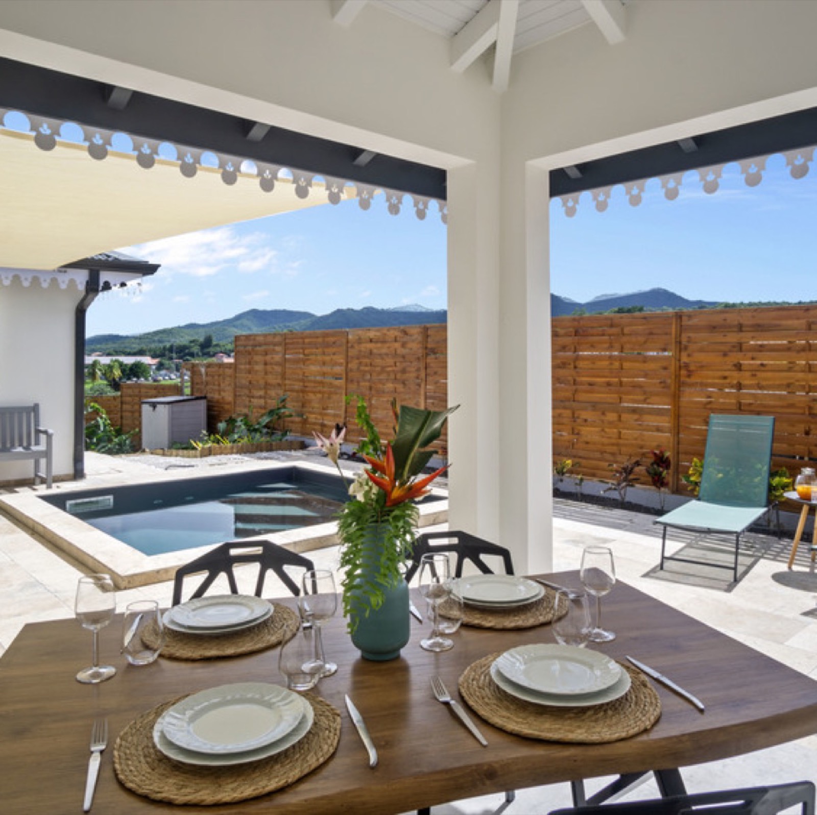 Villa Nat'Han — carbet et table dressée face à la piscine et aux mornes des Trois-Îlets