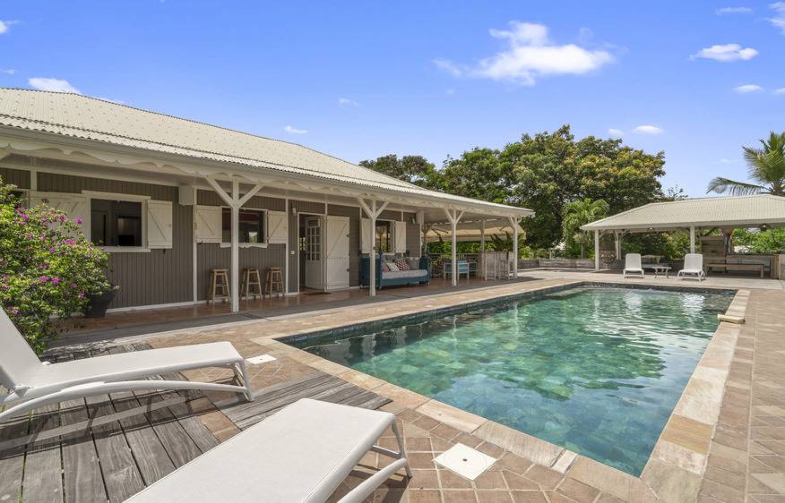 Villa Neivy — villa créole avec grande piscine au sel et terrasse au Diamant, Martinique