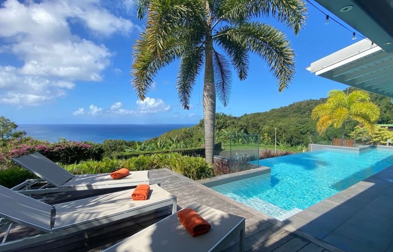 Villa Tchantik — piscine miroir et vue mer face à la Basse-Terre, Deshaies