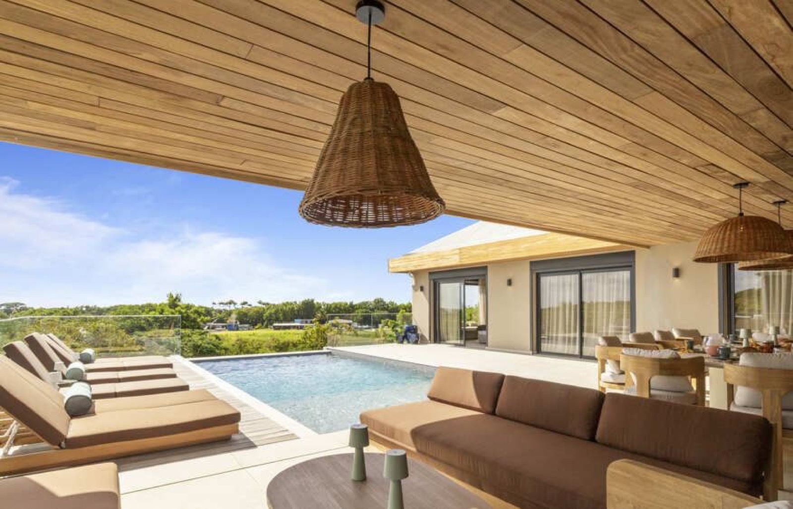 Villa Themis — terrasse couverte en bois, piscine au sel et vue mer à Saint-François