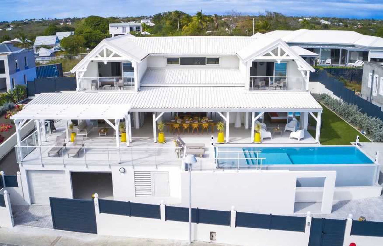 Villa Zoe Lounge — vue aérienne de la villa moderne et de sa piscine à débordement à Saint-François